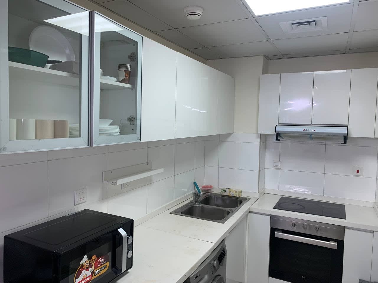 Modern Shared Apartment Hostel with Pool & Gym Access photo 2