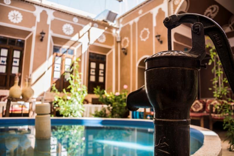 Firoozeh Traditional Hotel photo 1