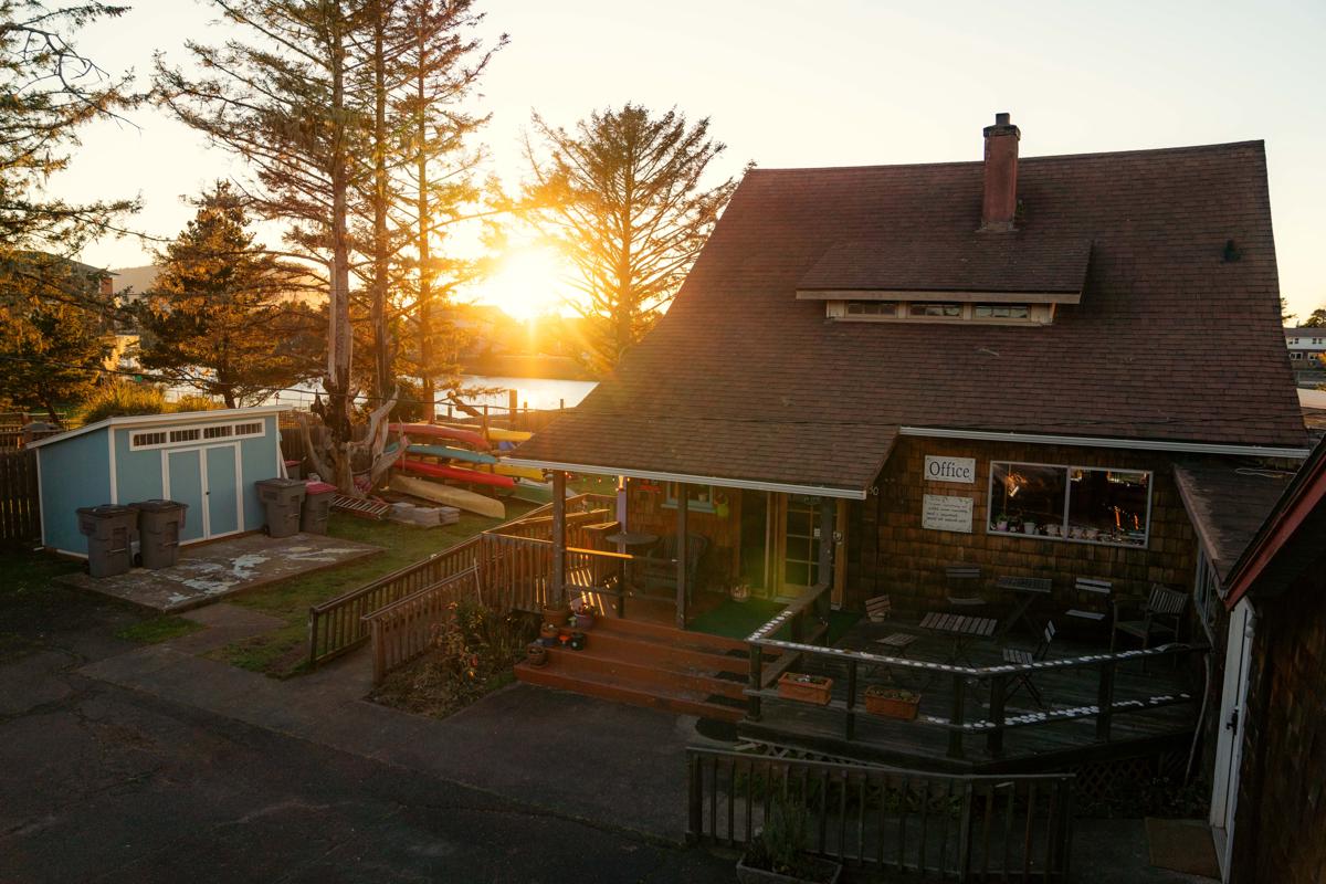 Seaside International Lodge & Hostel photo 1