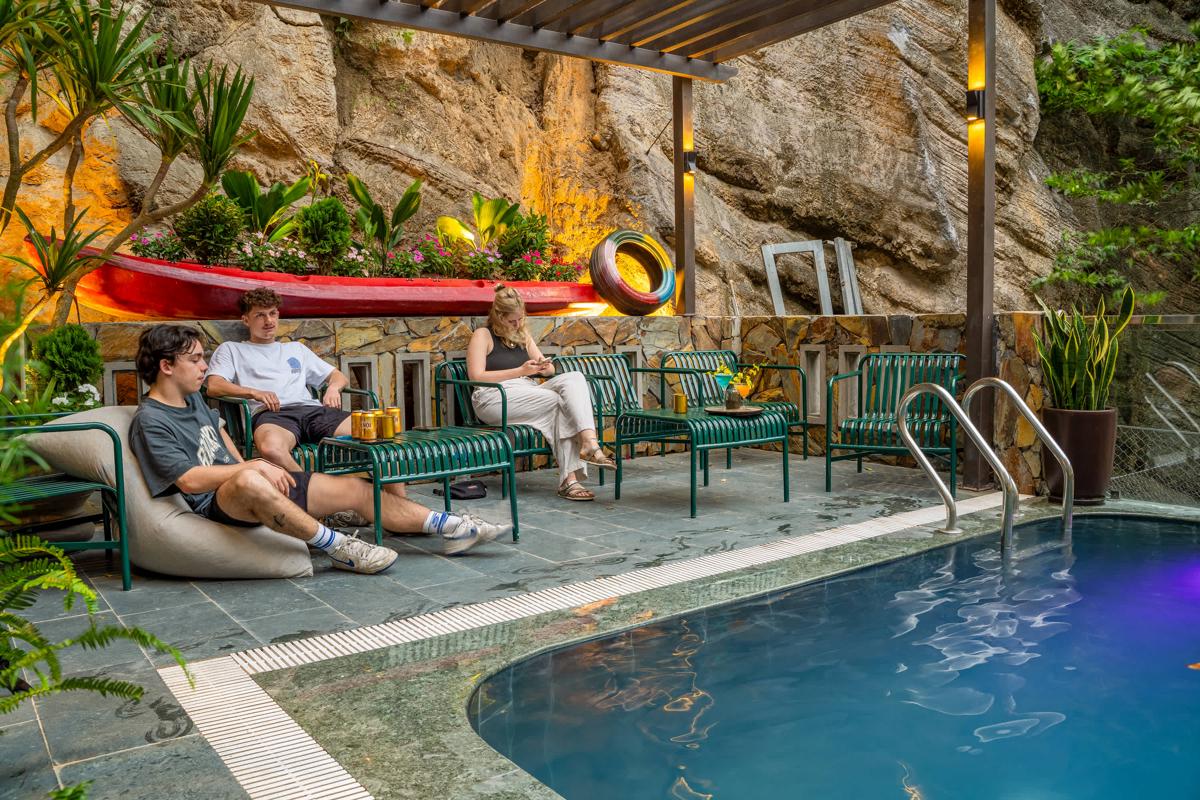 The Oversleep Cat Ba Hostel & Pool Bar photo 4