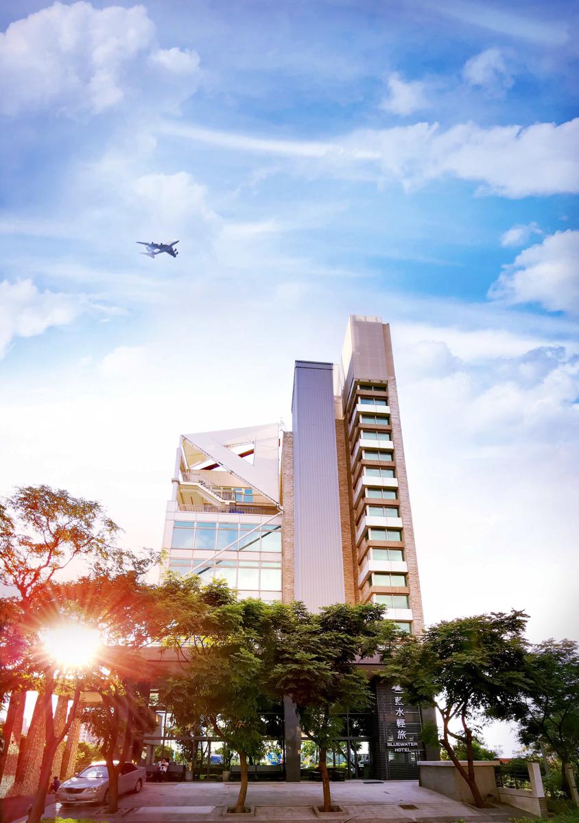 Bluewater Hotel. Taoyuan Airport MRT A18 HSR photo 1
