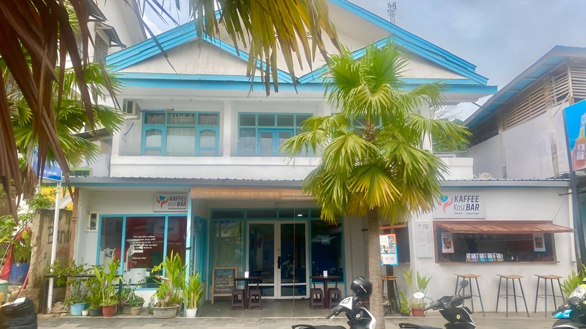 Komodo Indah Hotel and Hostel photo 1