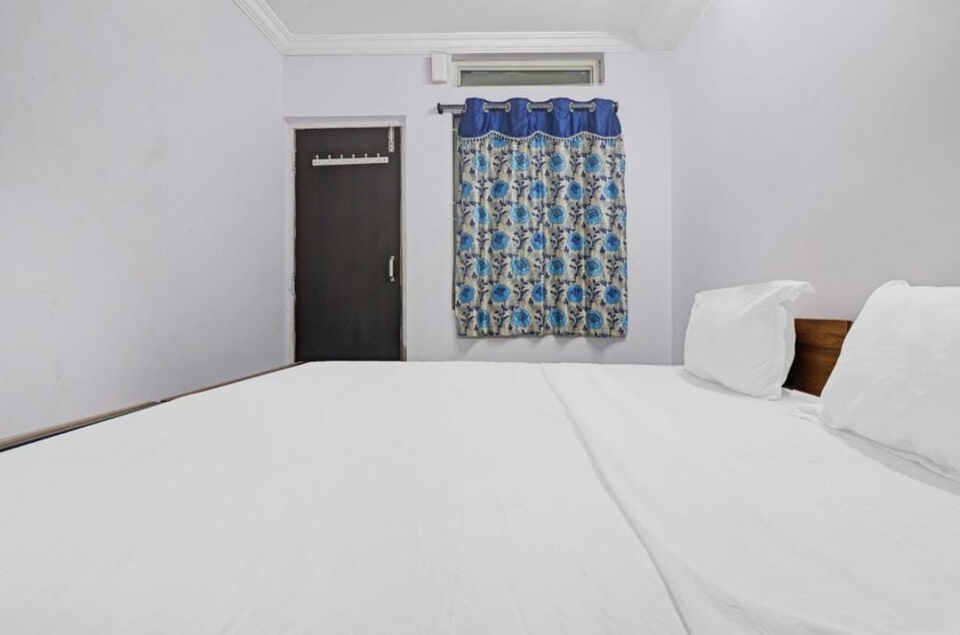 White Carnations Hotel photo 2