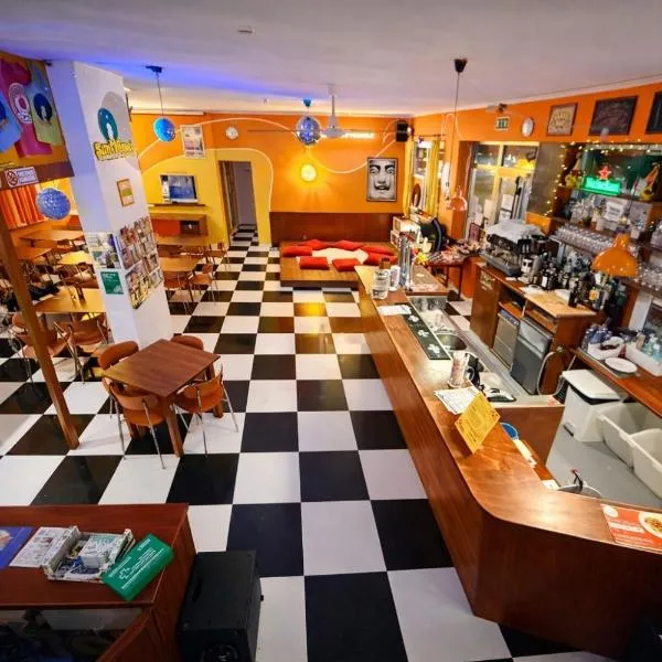 Sunflower Beach Backpacker Hostel & Bar photo 5
