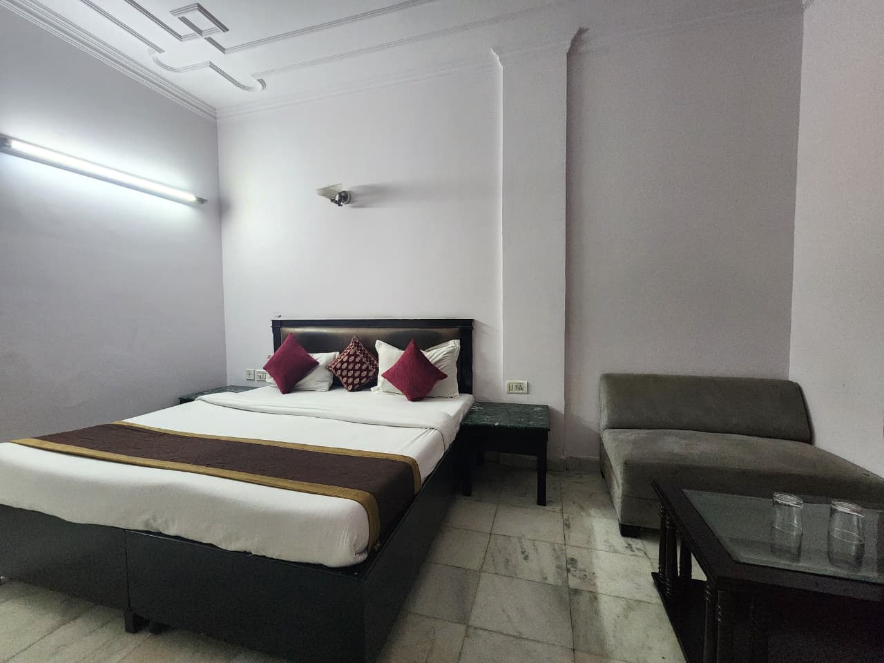 Hotel Grand Central Near Karol Bagh Metro photo 1
