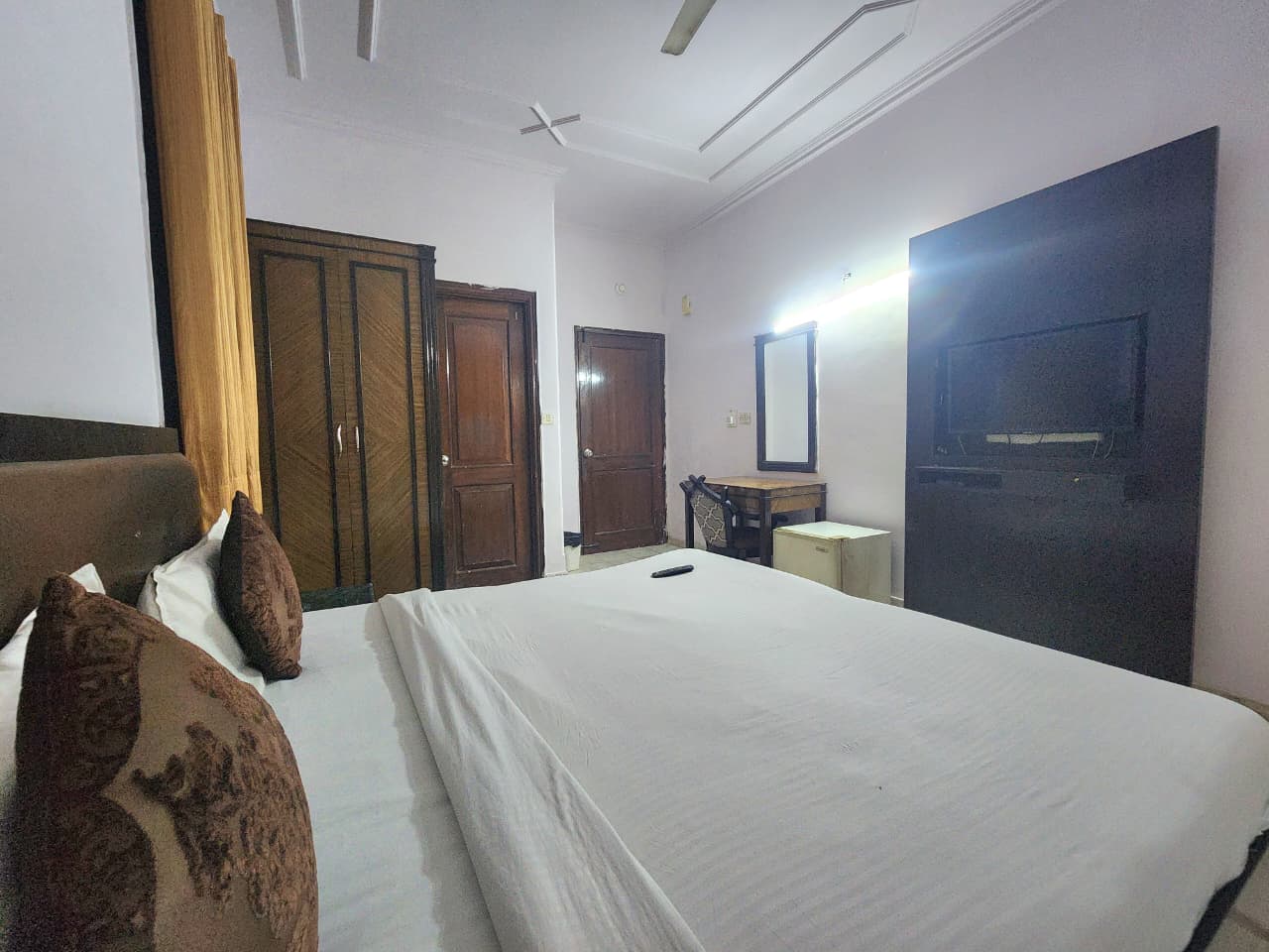 Hotel Grand Central Near Karol Bagh Metro photo 2