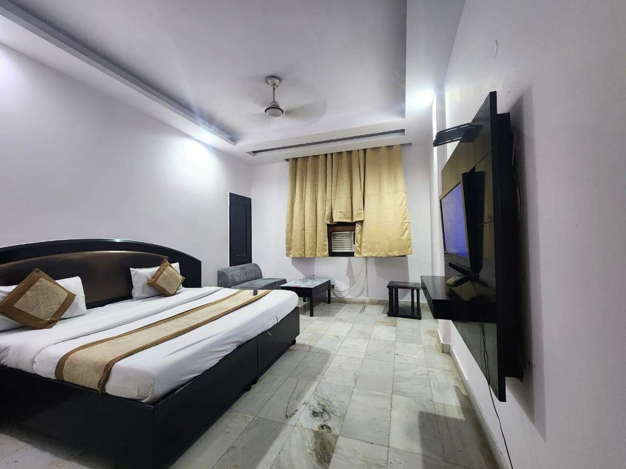 Hotel Grand Central Near Karol Bagh Metro photo 3