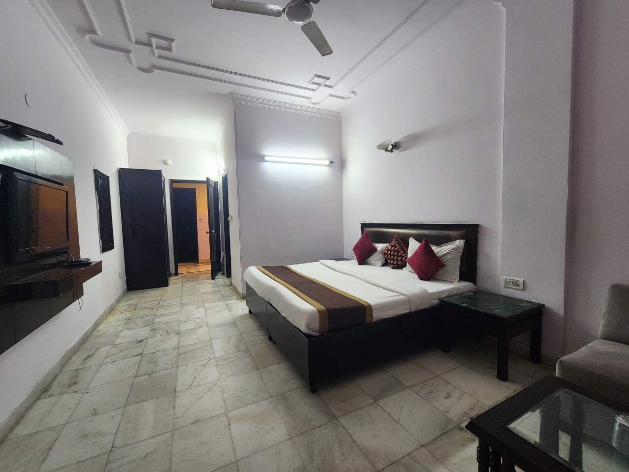 Hotel Grand Central Near Karol Bagh Metro photo 4