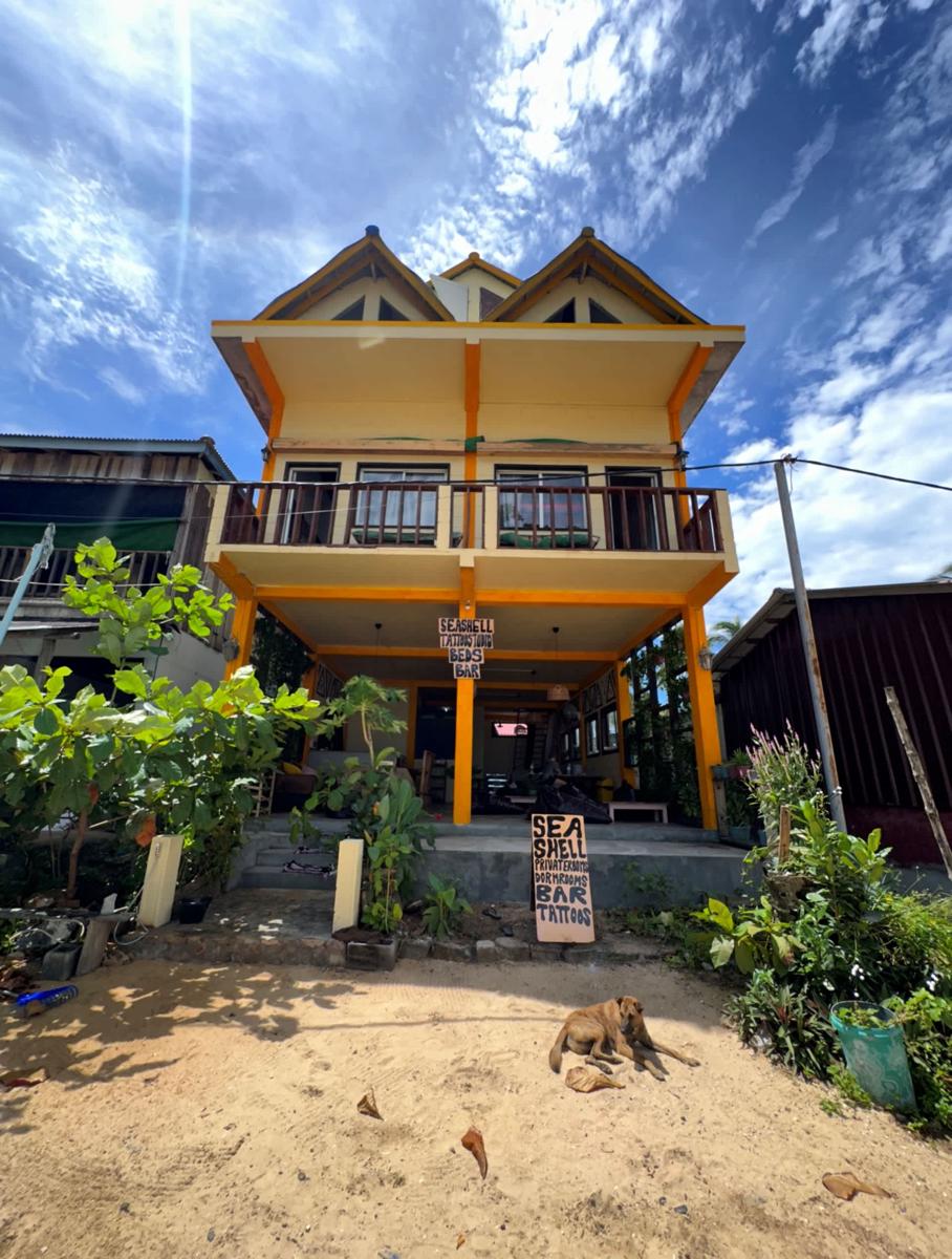 Seashell Guesthouse, Bar and Tattoos photo 2