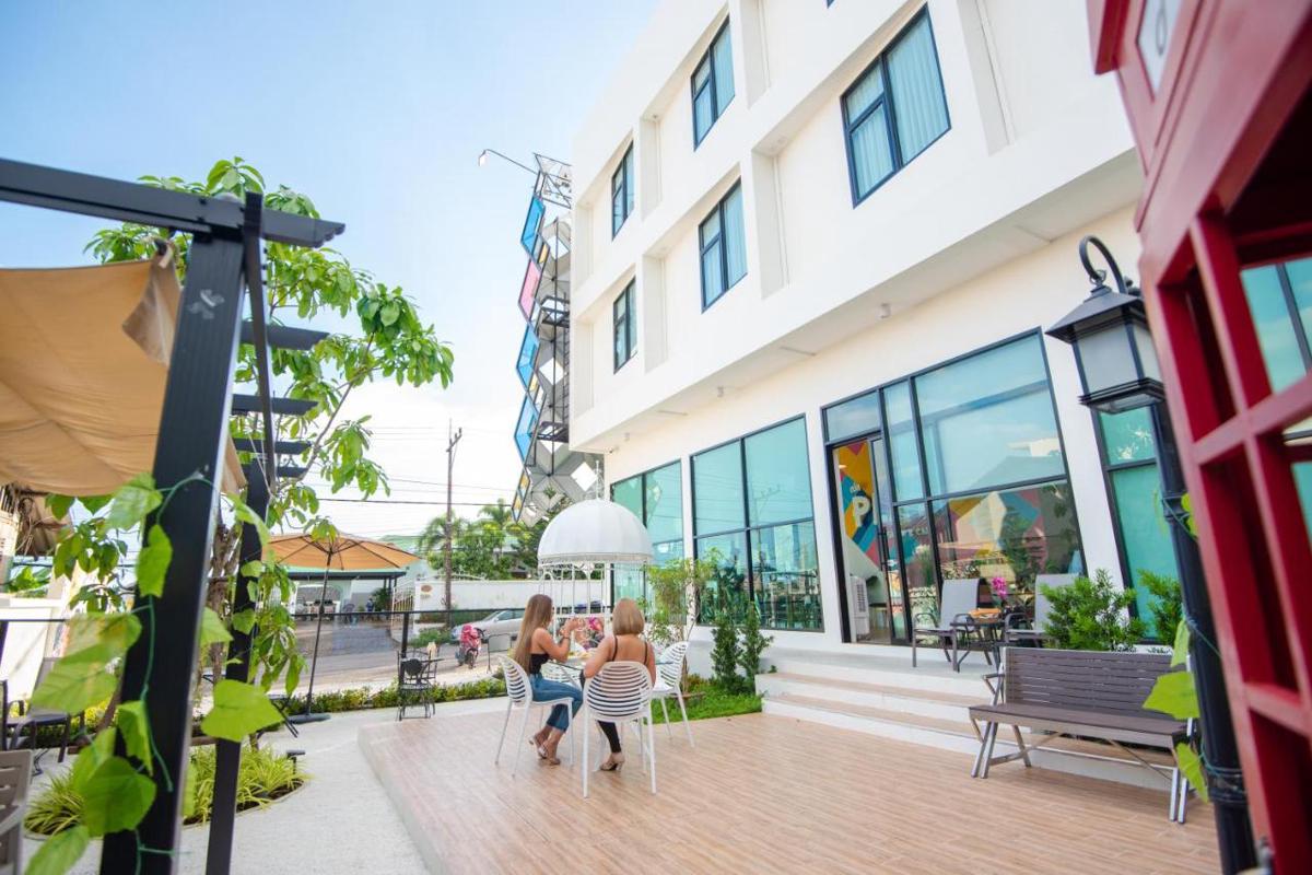 Play Poshtel & Cafe' photo 3
