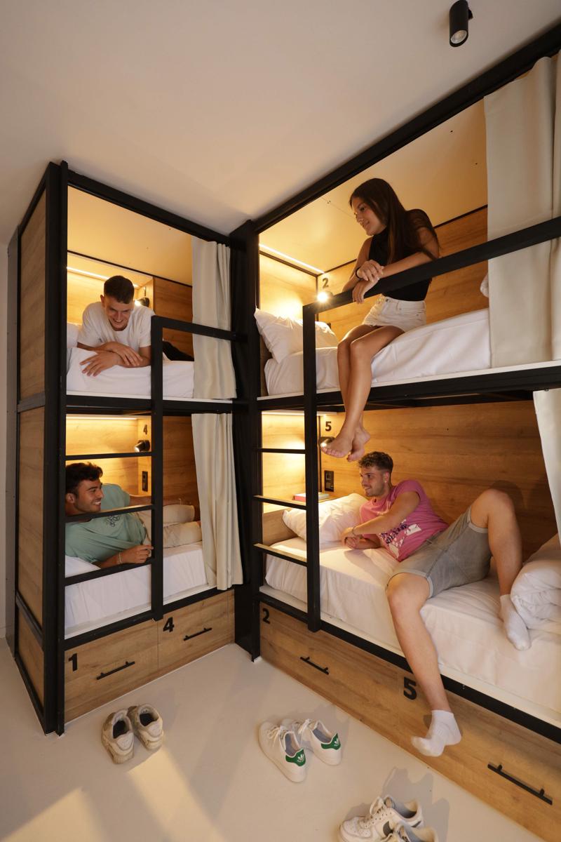 Black and White Hostel photo 1