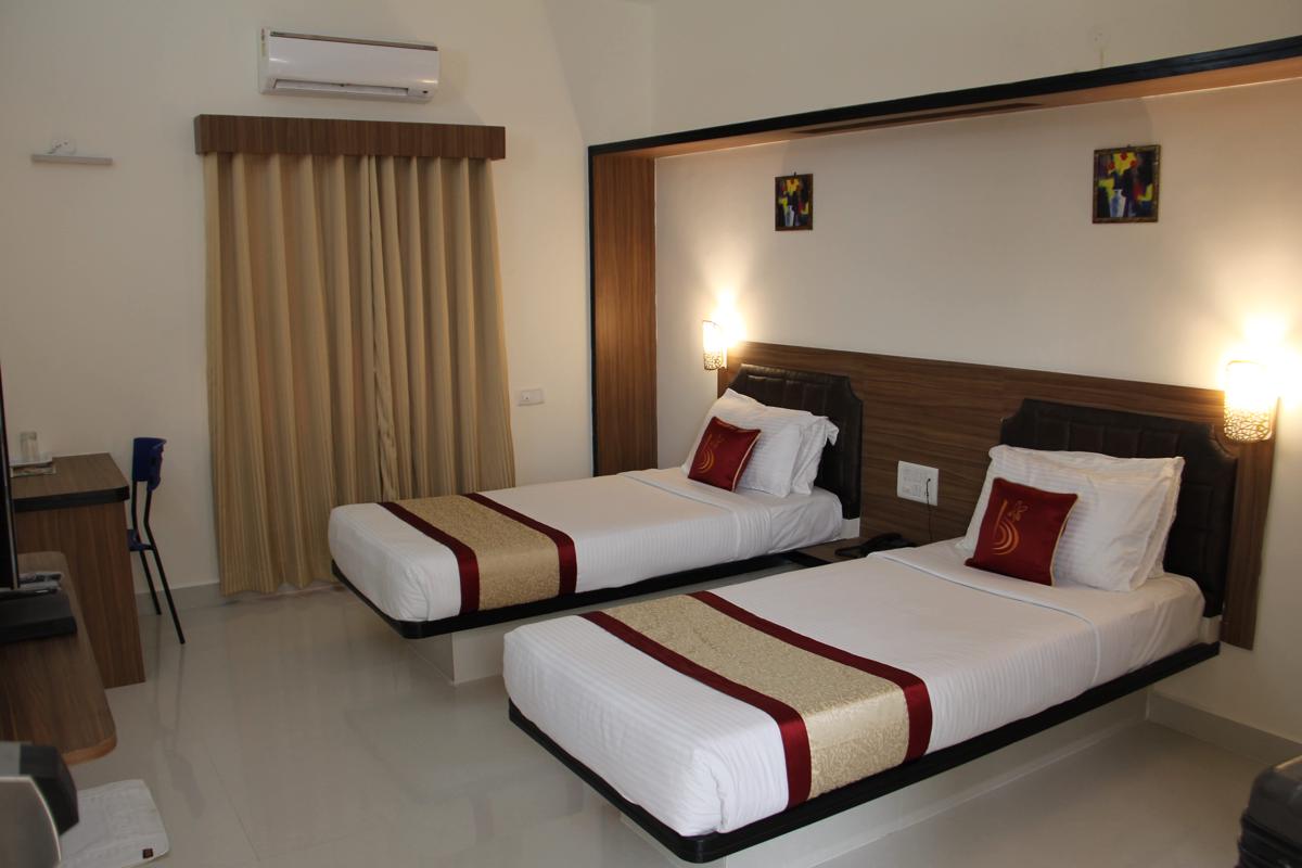 Hotel Grand Bee photo 2