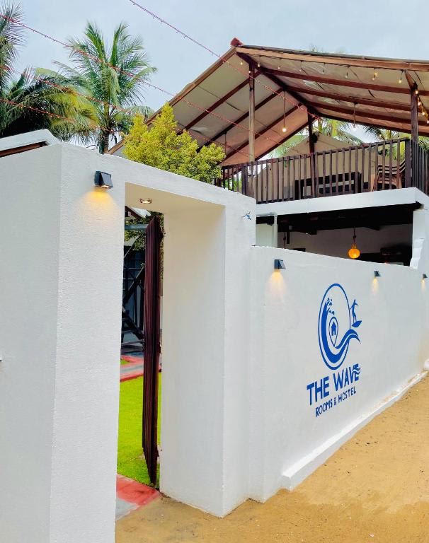 The Wave Rooms & Hostel photo 3