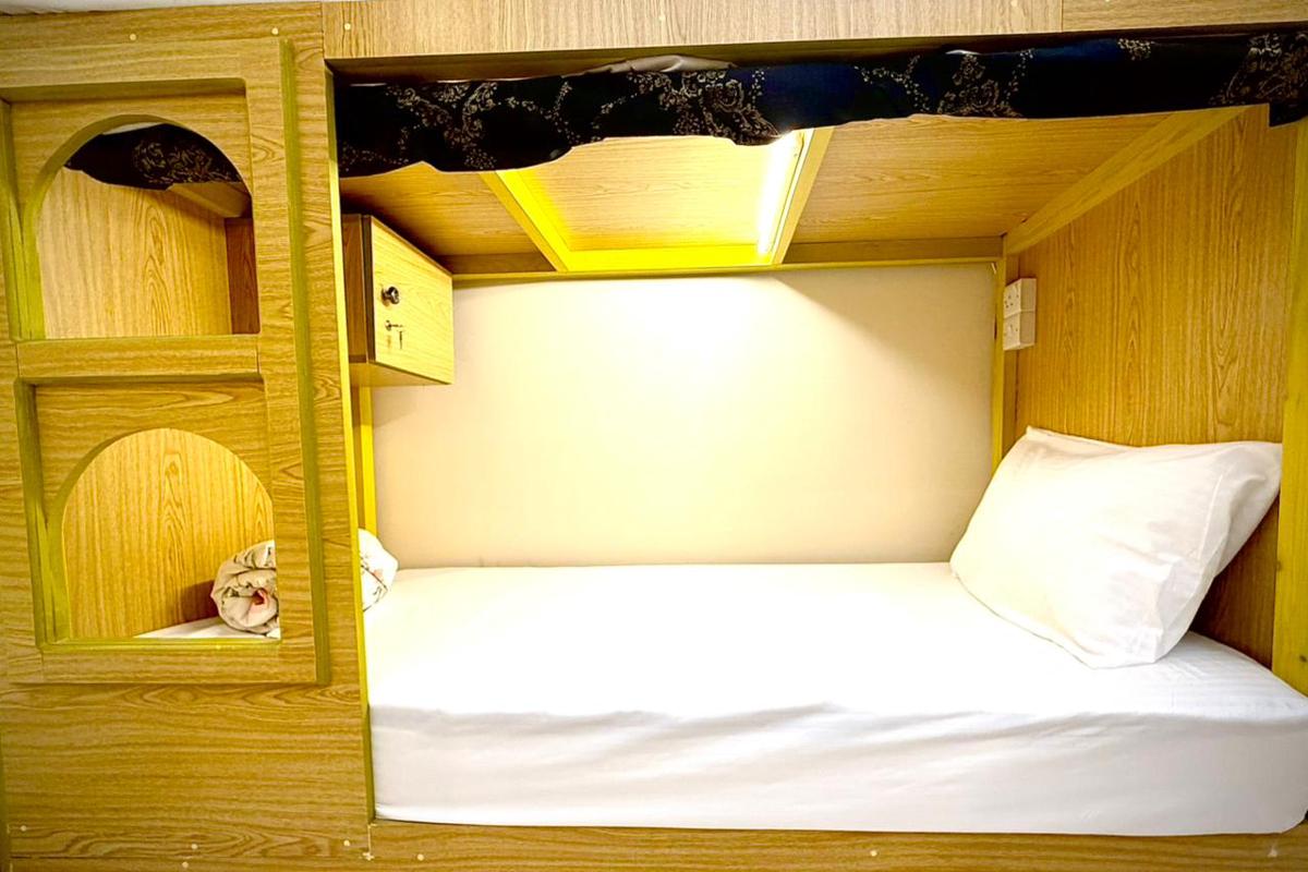 Melt Luxury Japanese Capsule Hostel Villa Dubai photo 3