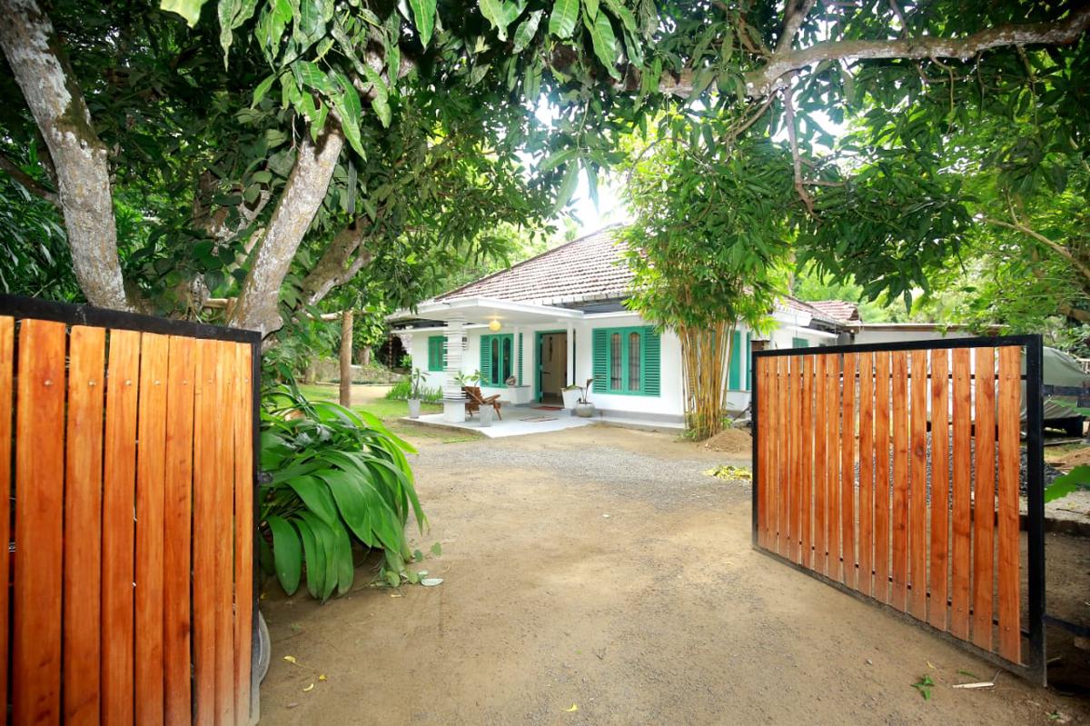 Lazy Monkey Surf Hostel Hiriketiya photo 2