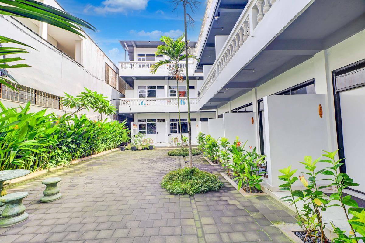 Collection O Legian Near Legian Beach photo 2