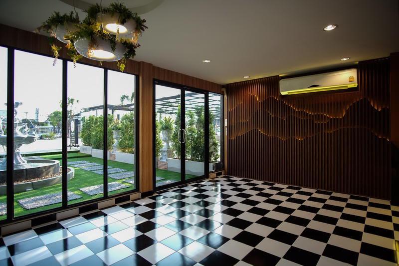 The O-Zone Airport Inn photo 2