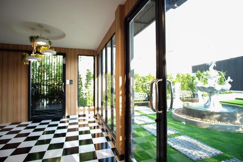 The O-Zone Airport Inn photo 3