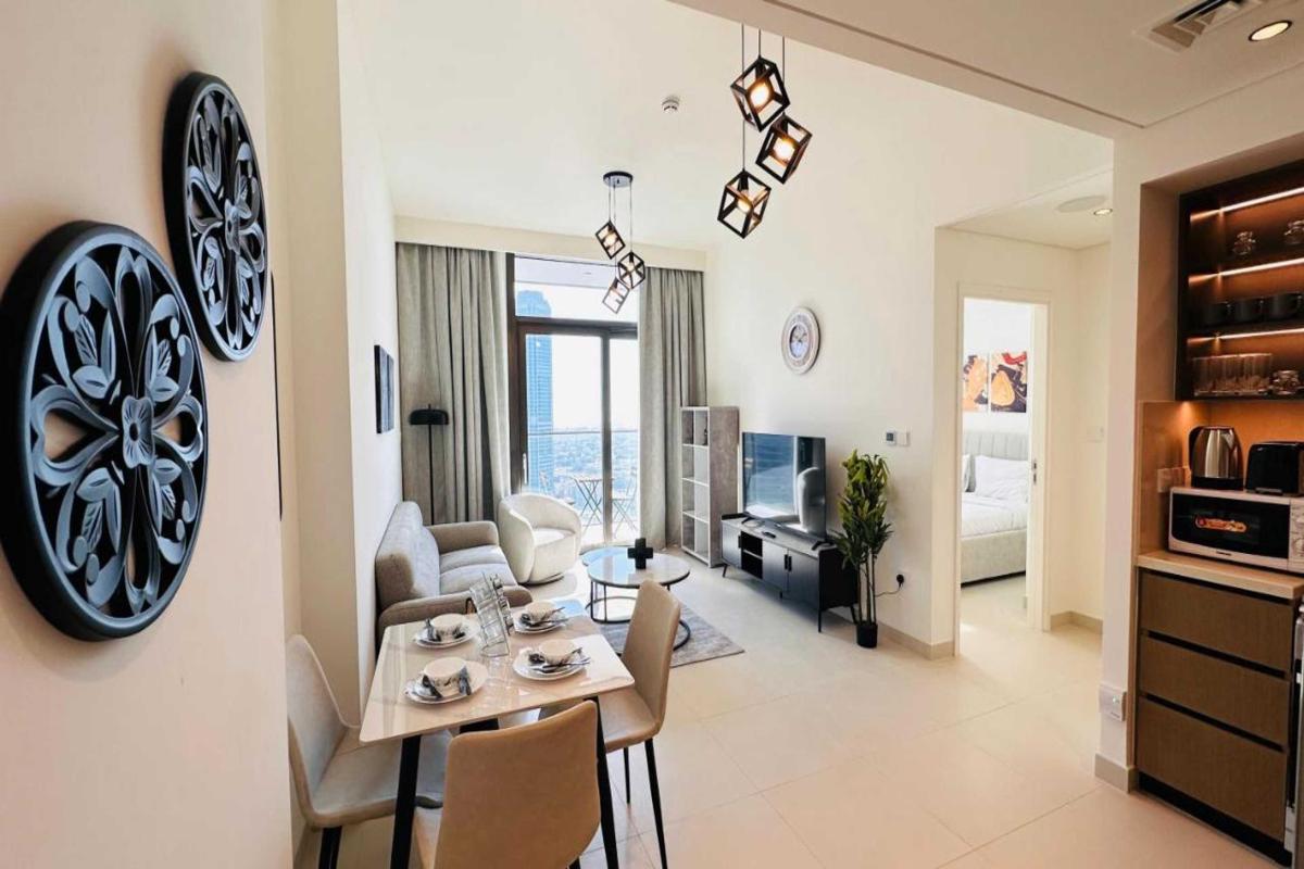 Luxury 1-Bedroom Apartment At Burj Crown photo 2