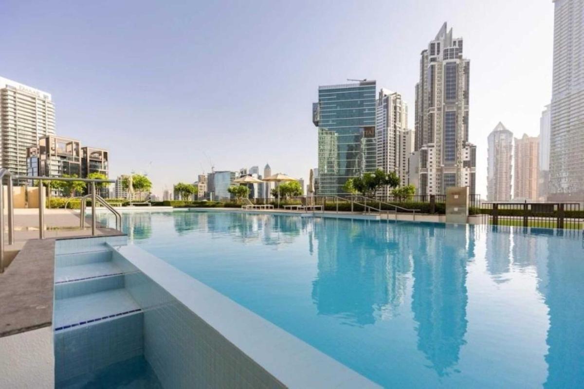 Luxury 1-Bedroom Apartment At Burj Crown photo 3