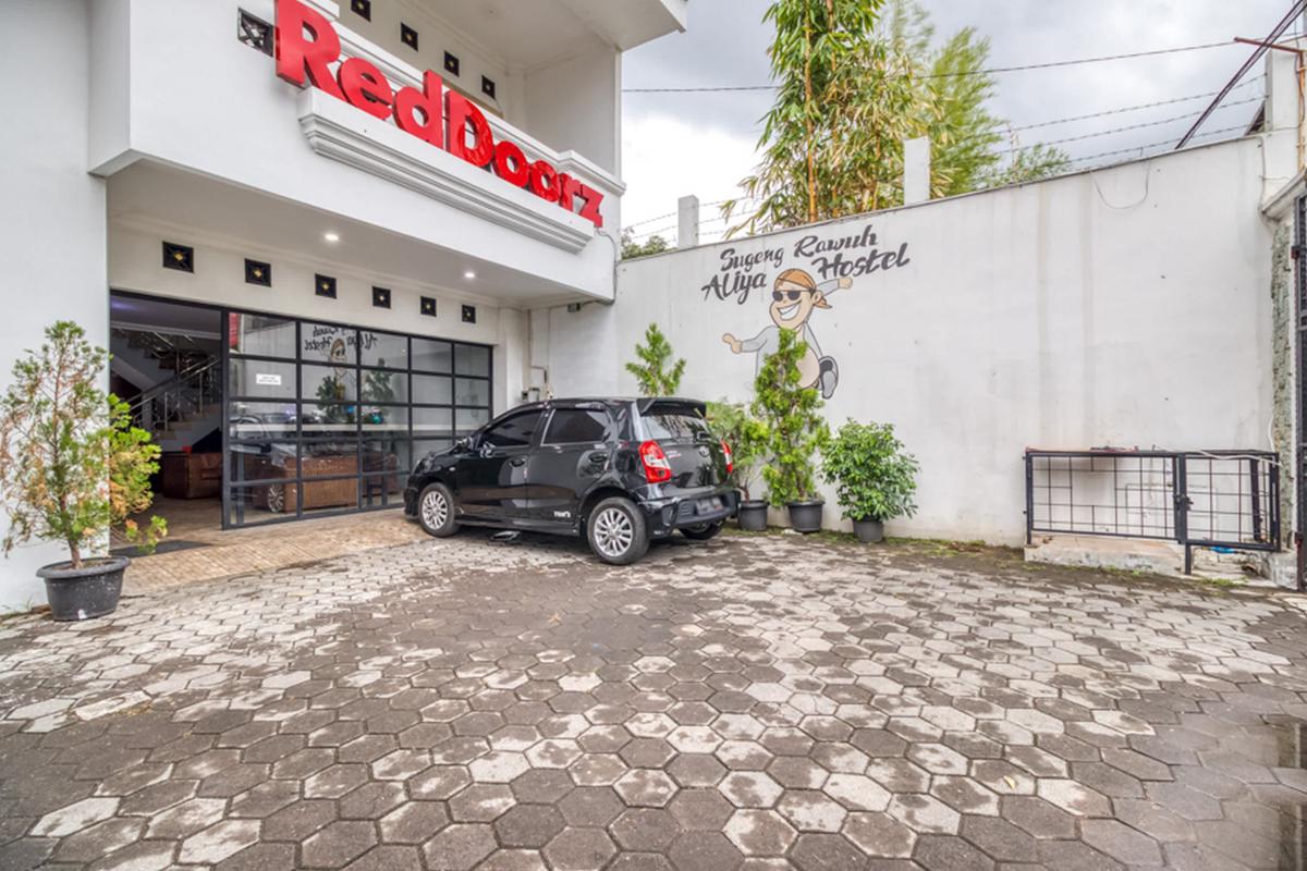 RedDoorz Hostel near Stadion Mandala Krida Yogya photo 1