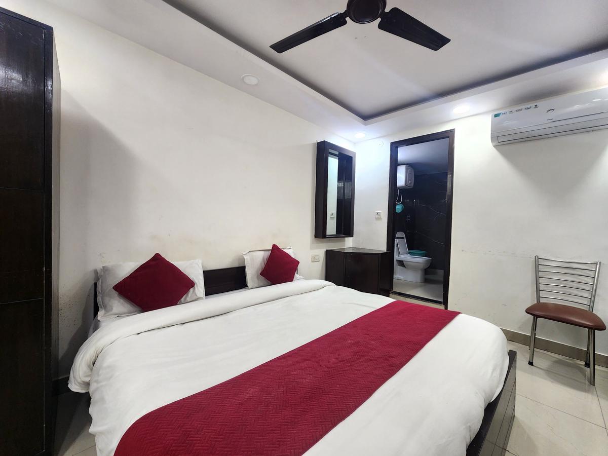 Hotel Satyam Near Ramakrishna Ashram metro photo 1