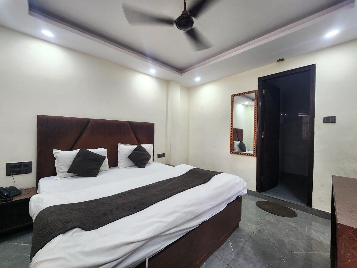 Hotel Satyam Near Ramakrishna Ashram metro photo 2