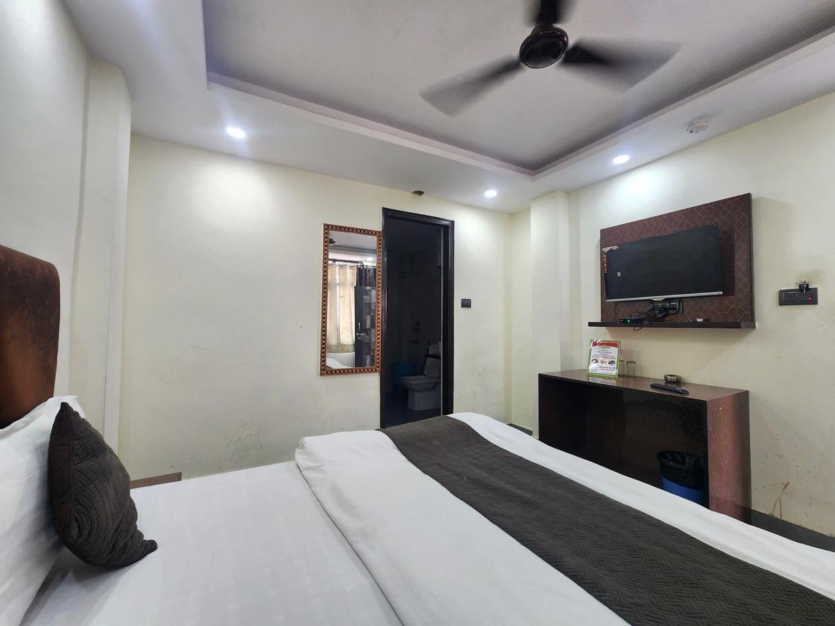 Hotel Satyam Near Ramakrishna Ashram metro photo 3