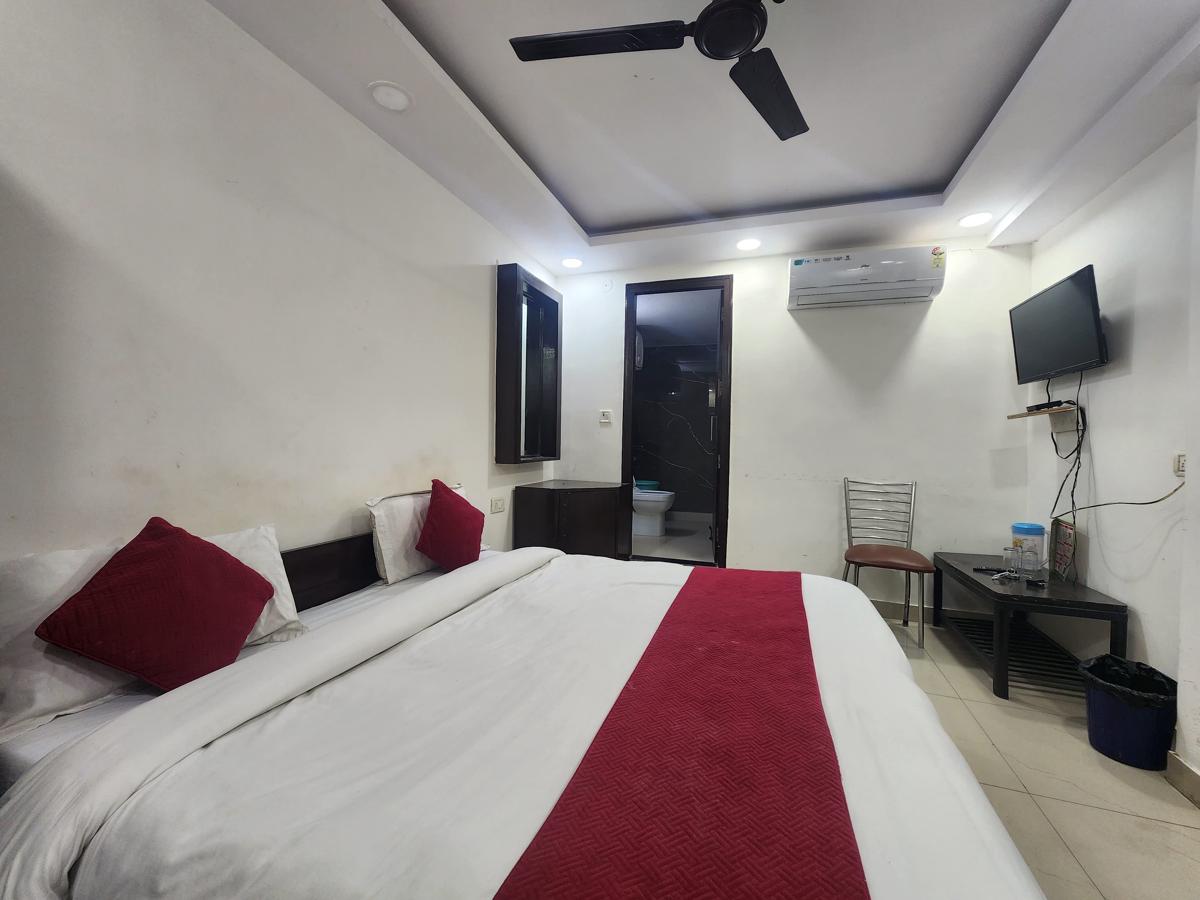 Hotel Satyam Near Ramakrishna Ashram metro photo 4