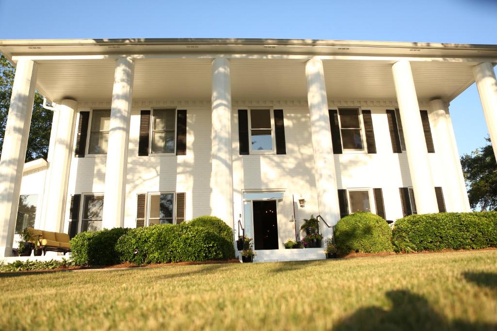 Stone Mountain Manor photo 1