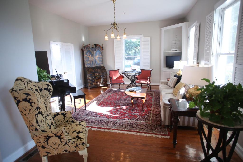Stone Mountain Manor photo 2