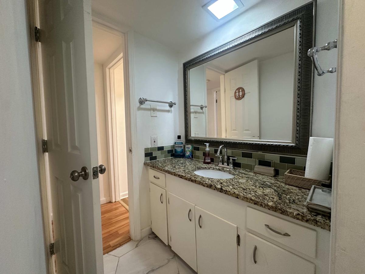Mixed Gender Shared Room - CoLiving Condo photo 4