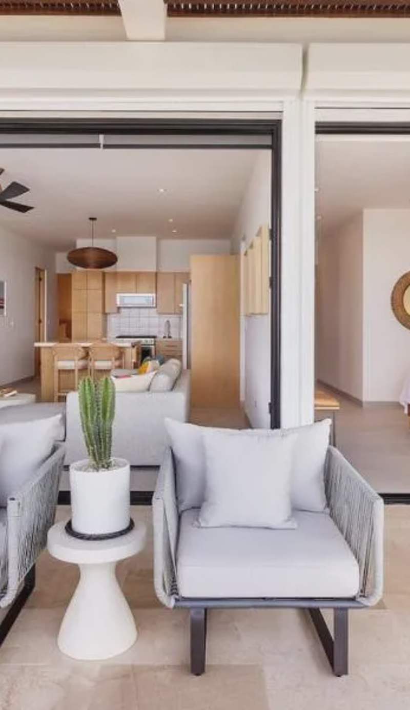 Beautiful Beachfront Condo, Five-Star Amenities