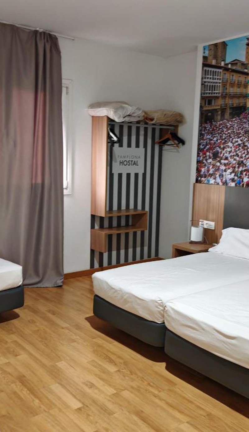 IRAIPE Pamplona Hostal Auto Check-in