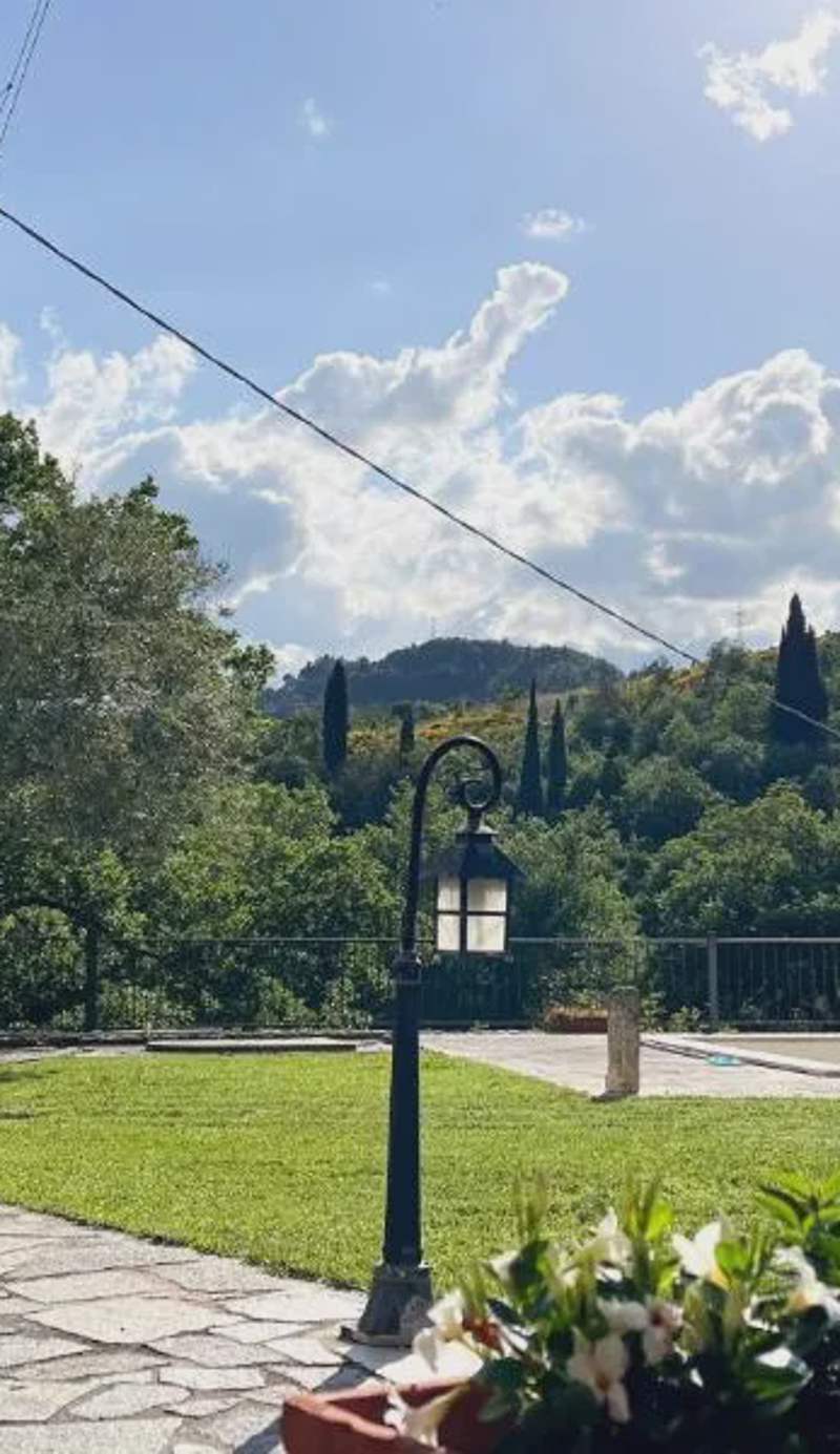 Giardino sul Fiume, Oasi di Relax con Vista e Parcheggio Privato a 10 min dal centro