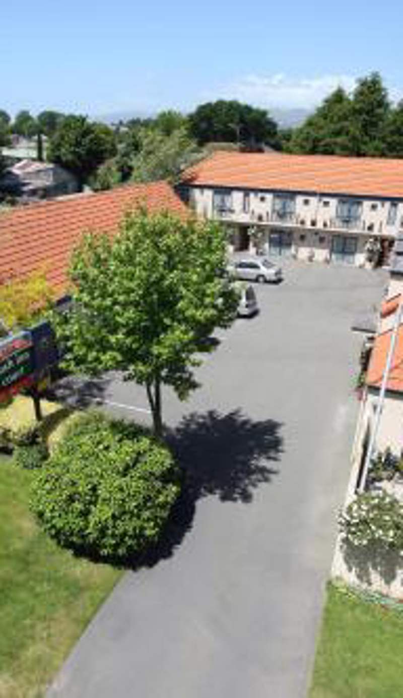 Bush Inn Court Motel