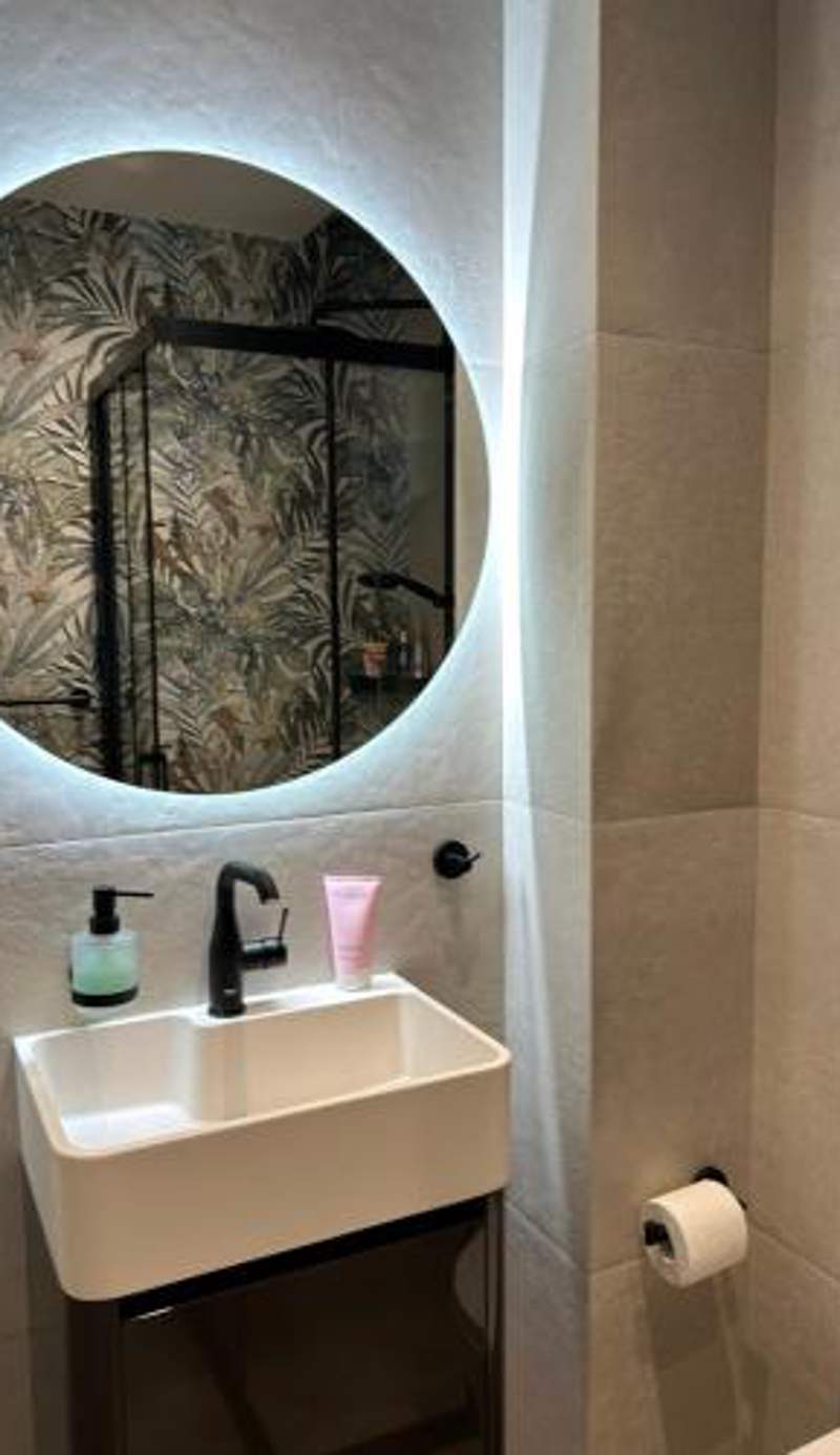 Room with jungle bathroom