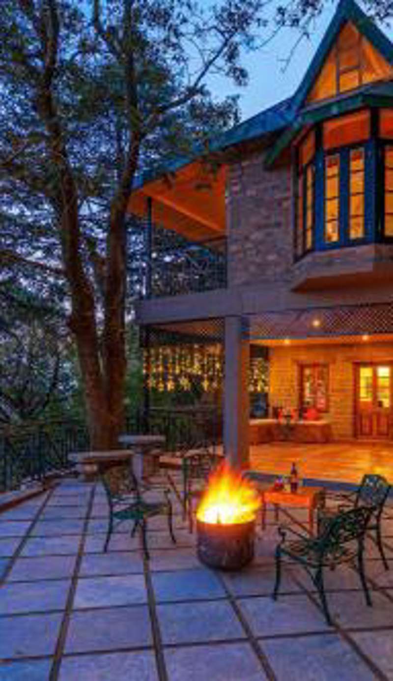 StayVista at Paris Villa with Pvt Outdoor Heated Pool in Kasauli