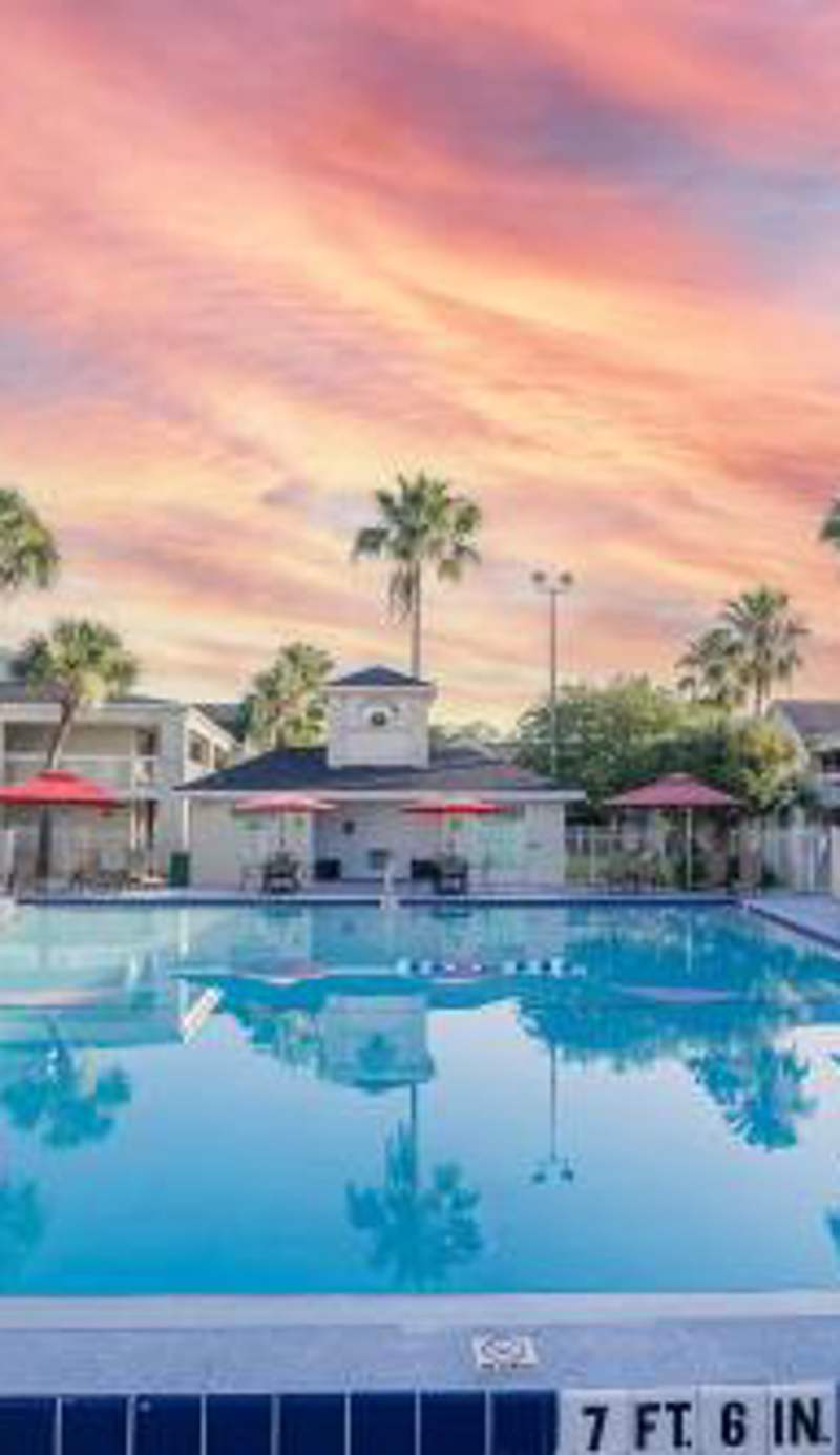 Cozy hotel with Super location near Disney