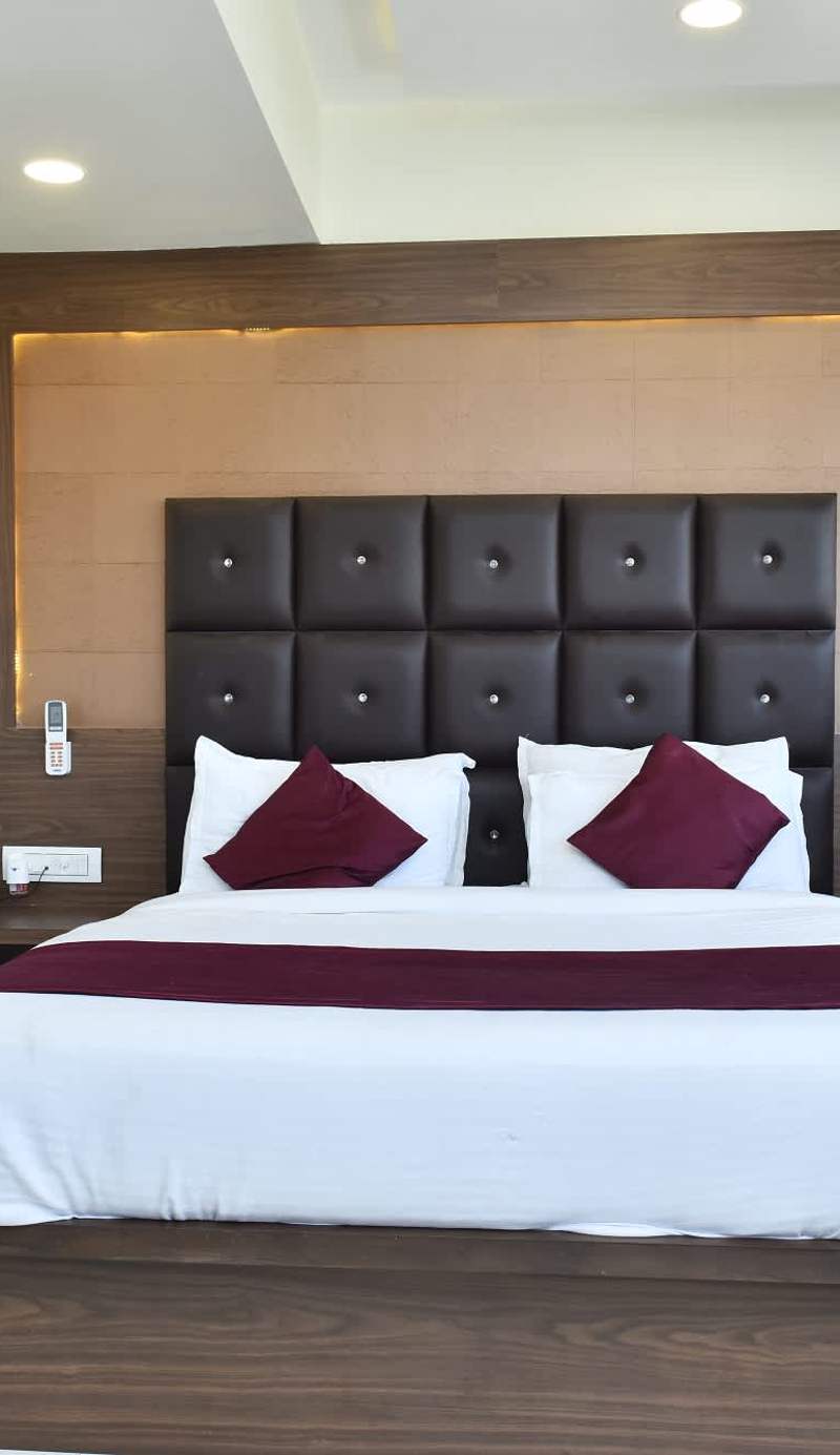 Hotel Royal King By Sky Stays