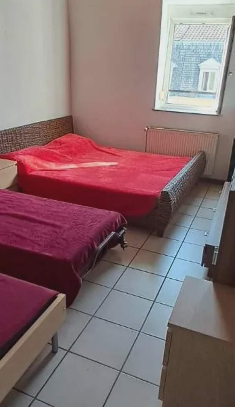 Lit dans une salle Bett im Zimmer