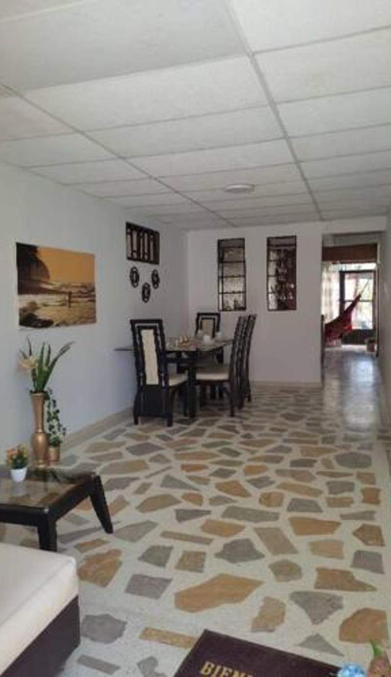 Alojamiento entero, casa amplia, patio, aire