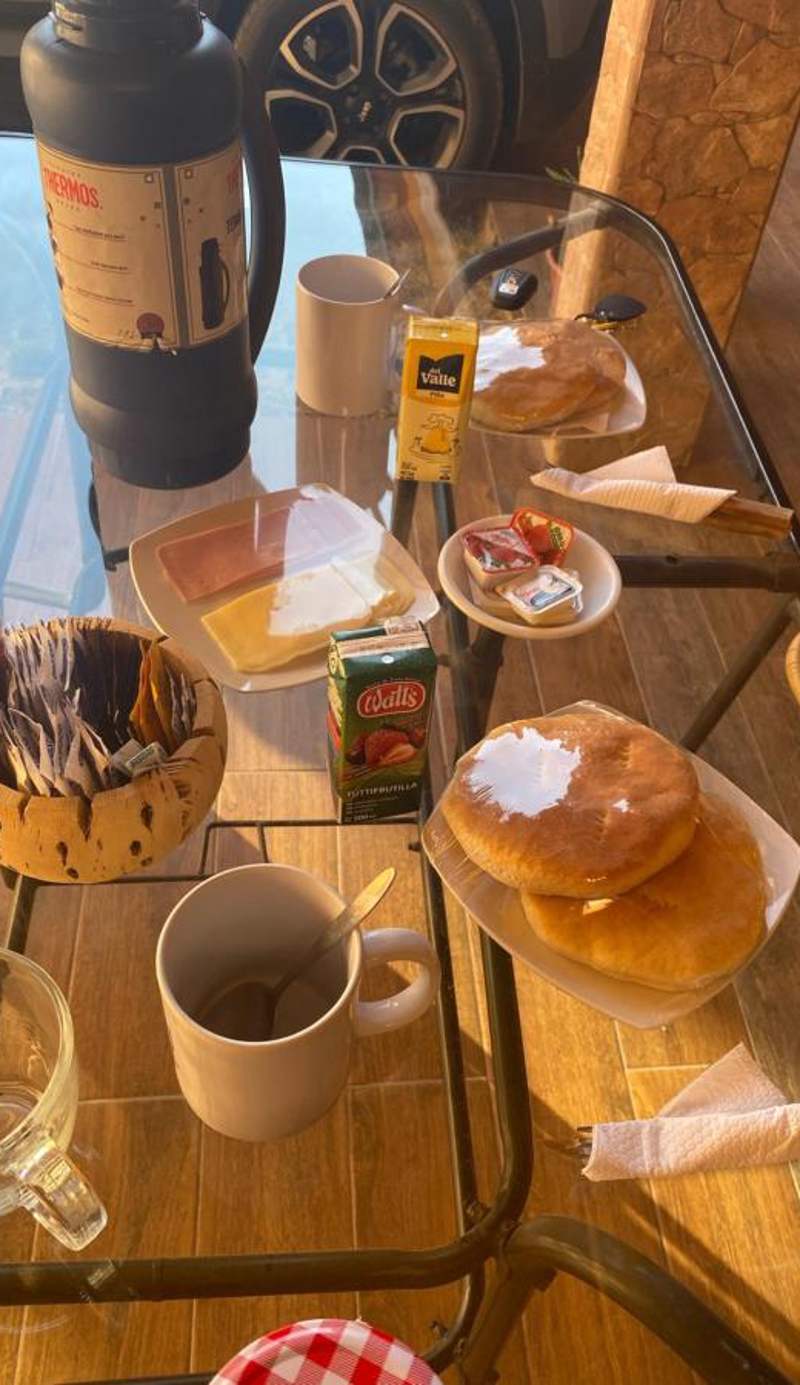 La Tribu del Indio, Desayuno Incluido
