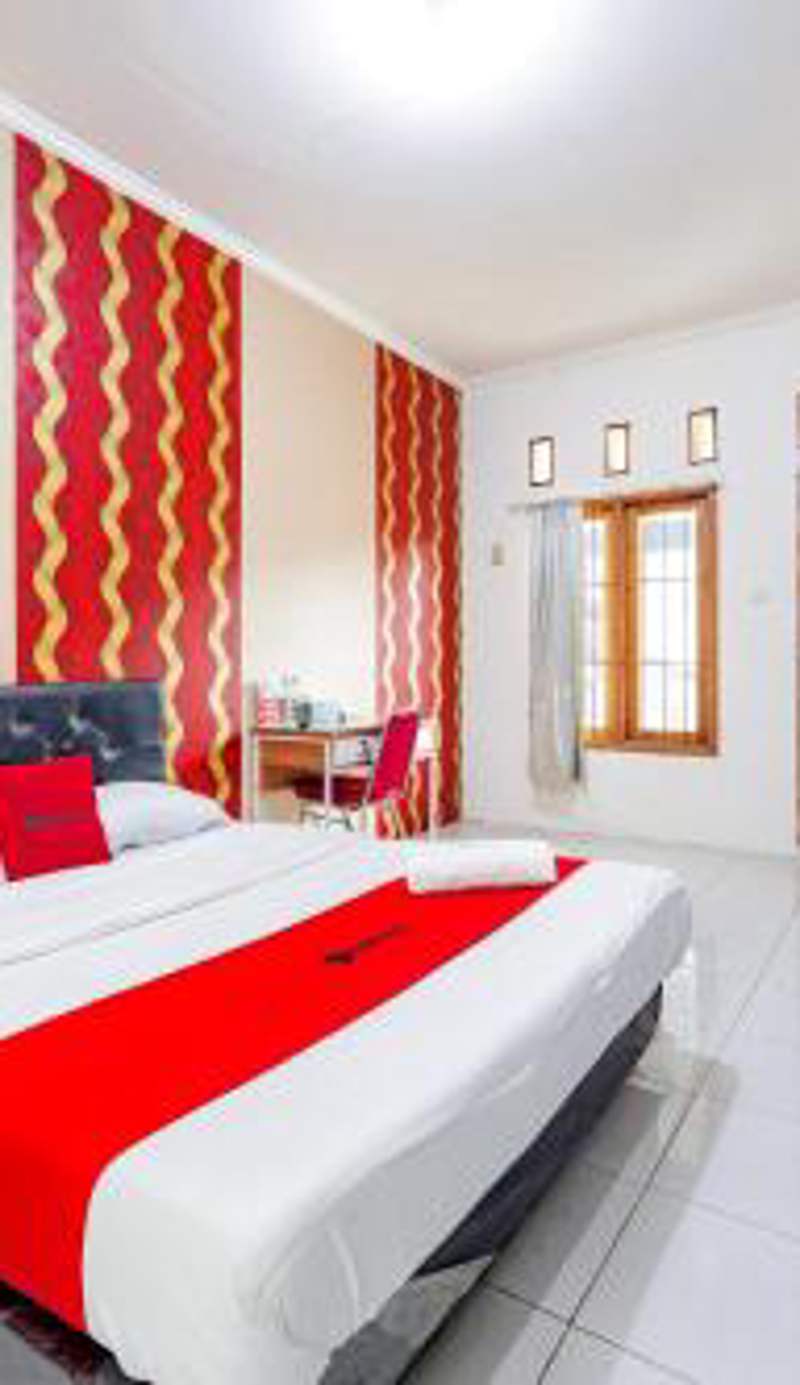 RedDoorz Syariah Plus near Jatiwarna Toll Gate