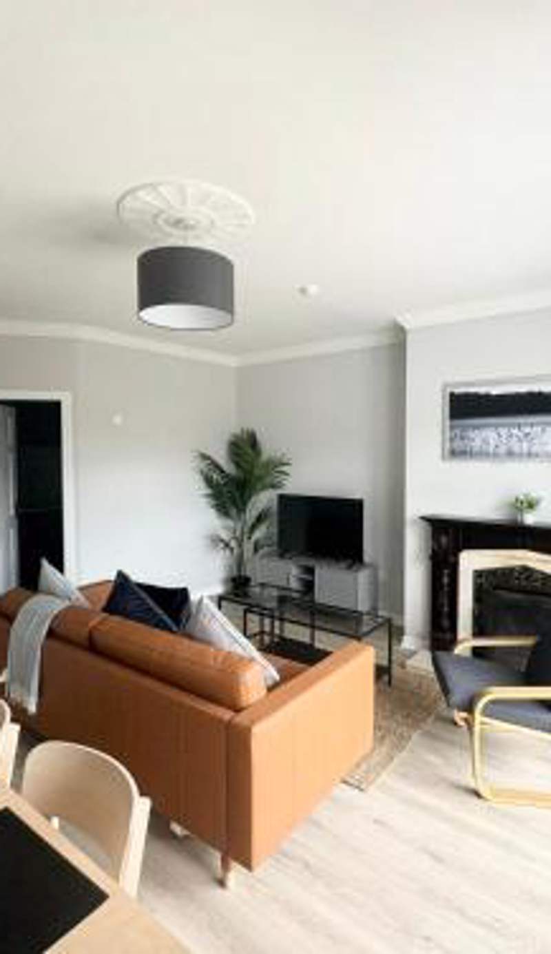 Modern and Spacious Apt6 - sleeps 6 - free parking