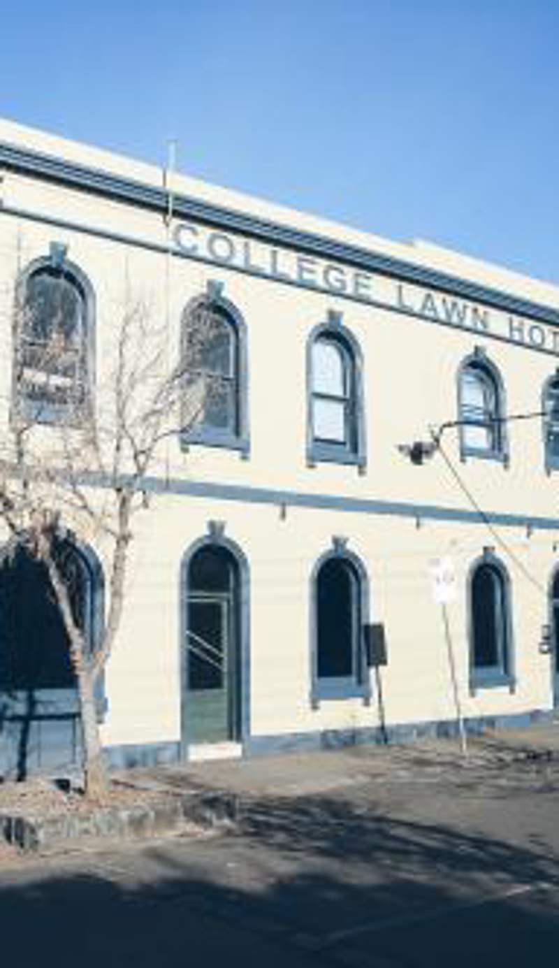 College Lawn Hotel