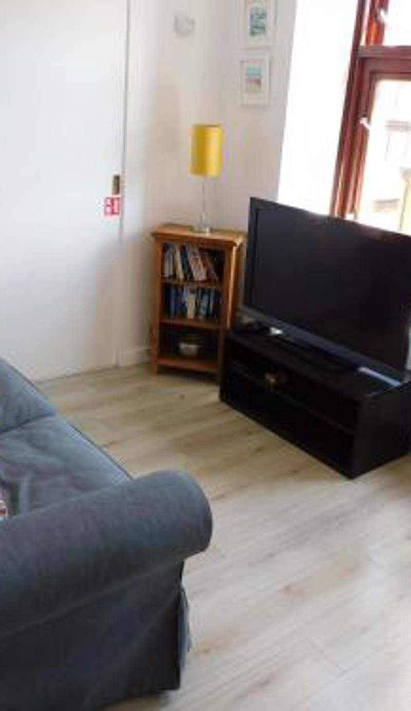 Modern bright studio apartment in south Glasgow