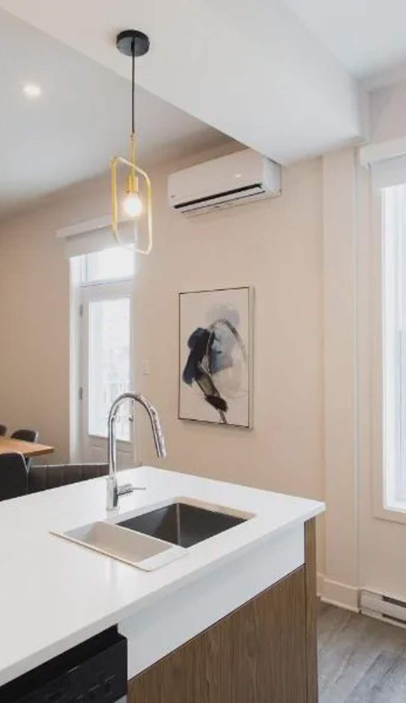Huge 2 Bdr with Balcony in Mile End by Den Stays