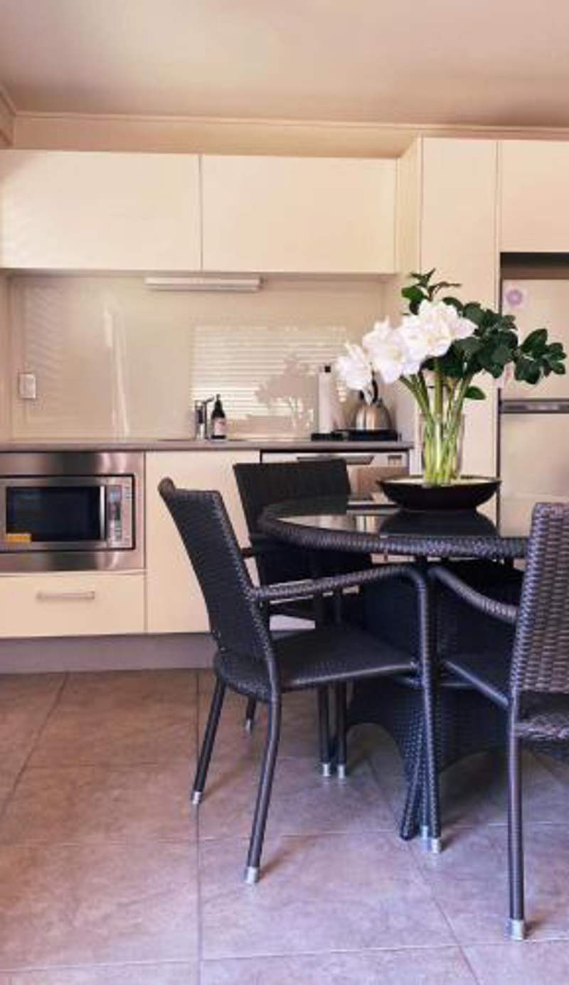 Retreat on Rita ~ Downtown Mount Maunganui with beach access