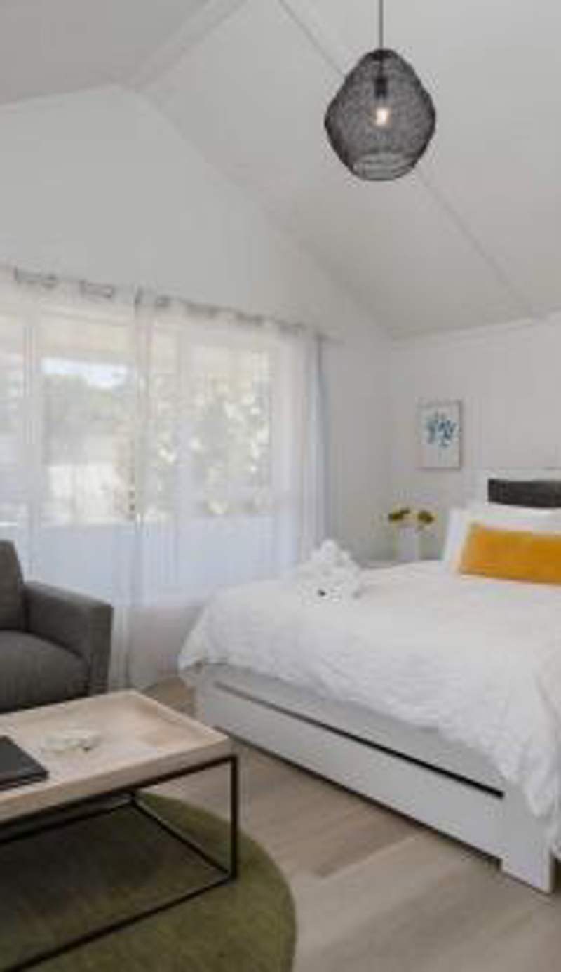 Spacious, Breezy Studio Apartment, Moments from Downtown and Beach